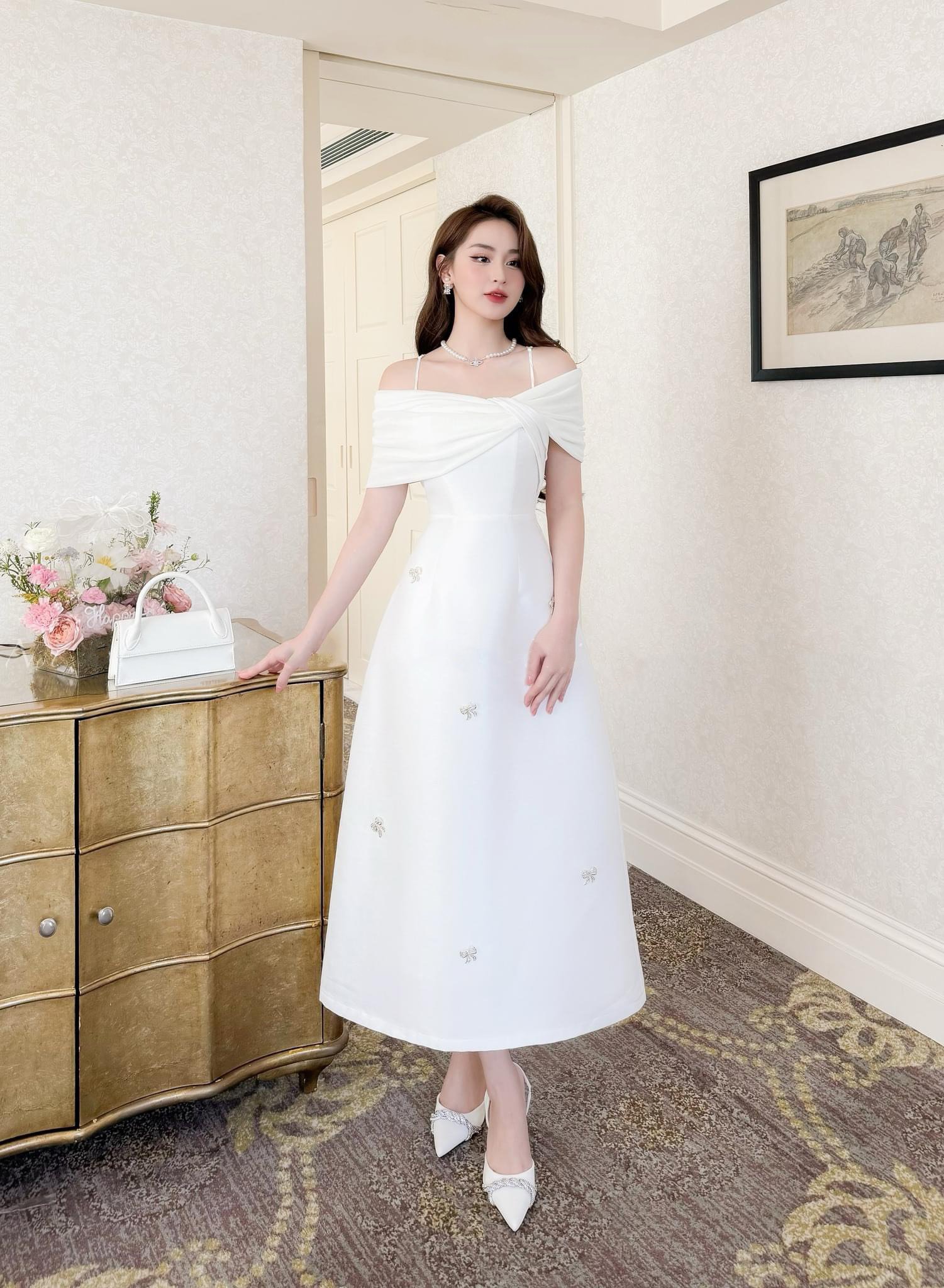 Đầm dự tiệc dáng xoè lệch vai hai dây phối nơ đá sang trọng Alvin Store 1615 (Trắng)