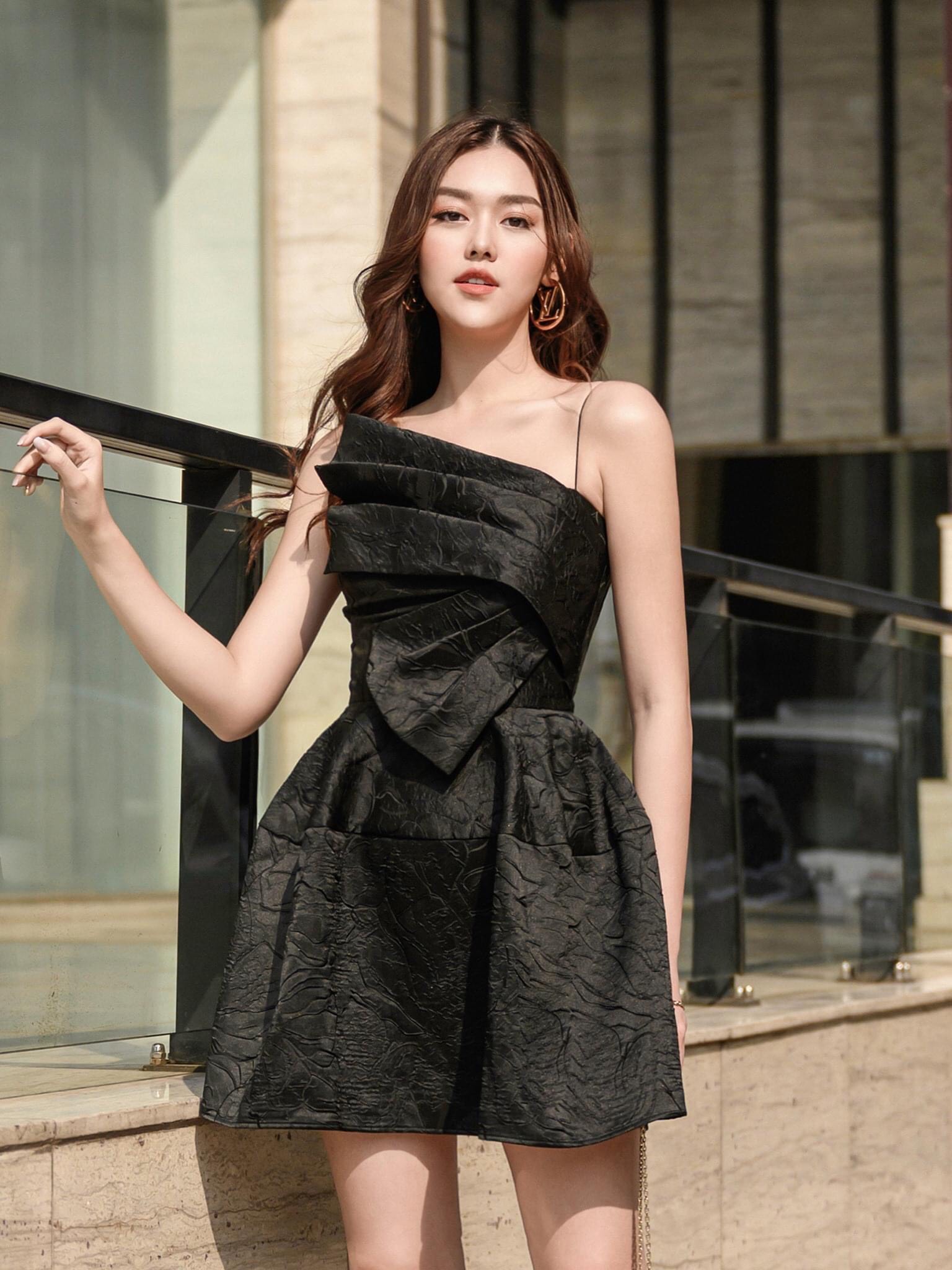 Đầm xòe gấm kiểu hai dây bèo xếp ly trước ngực (Đen)