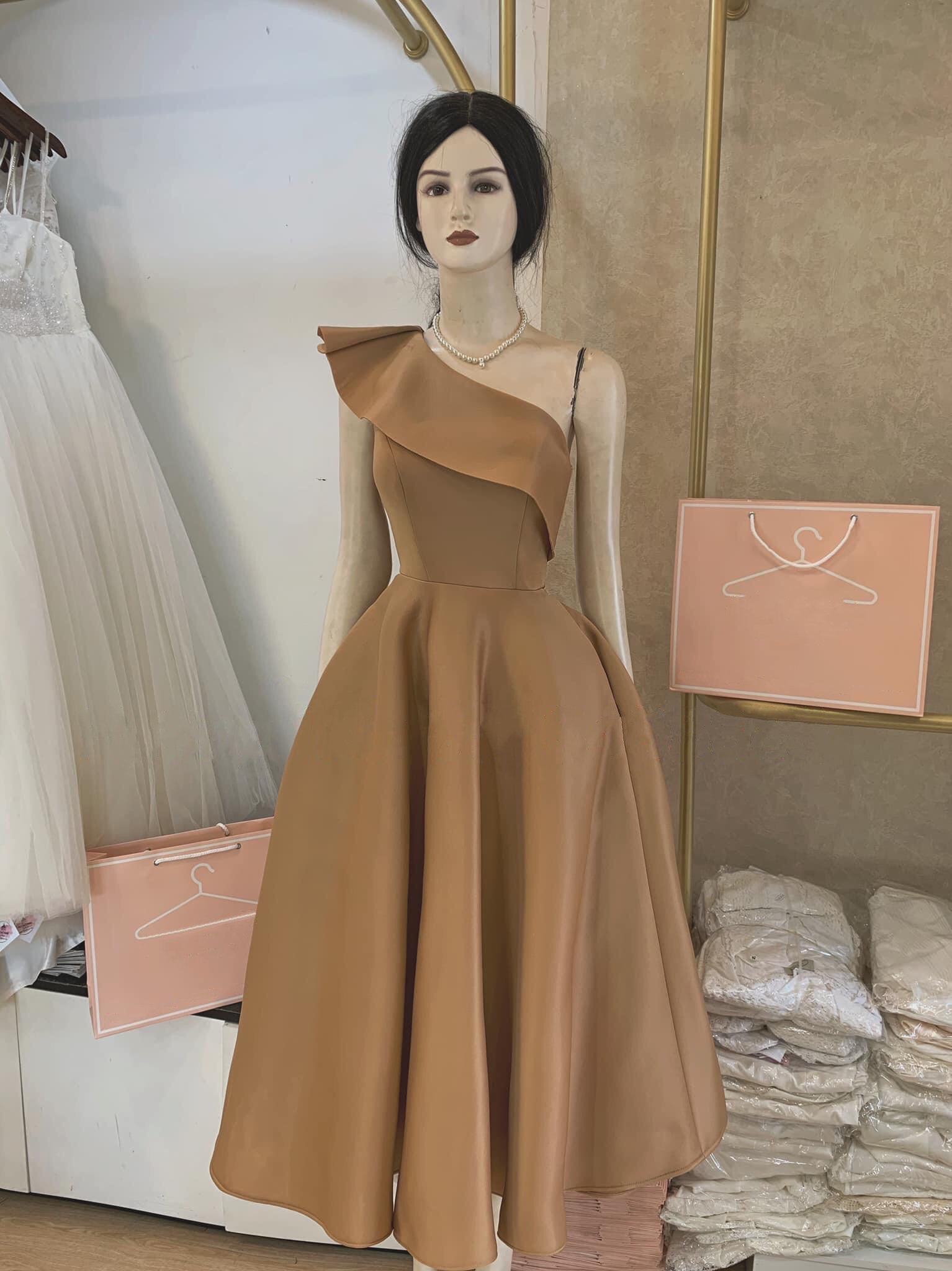 Đầm dáng xòe dài tiểu thư lệch vai phối bèo (Đỏ đô)