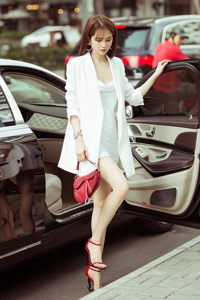 Đầm ôm body kiểu cổ đổ kèm áo khoác vest