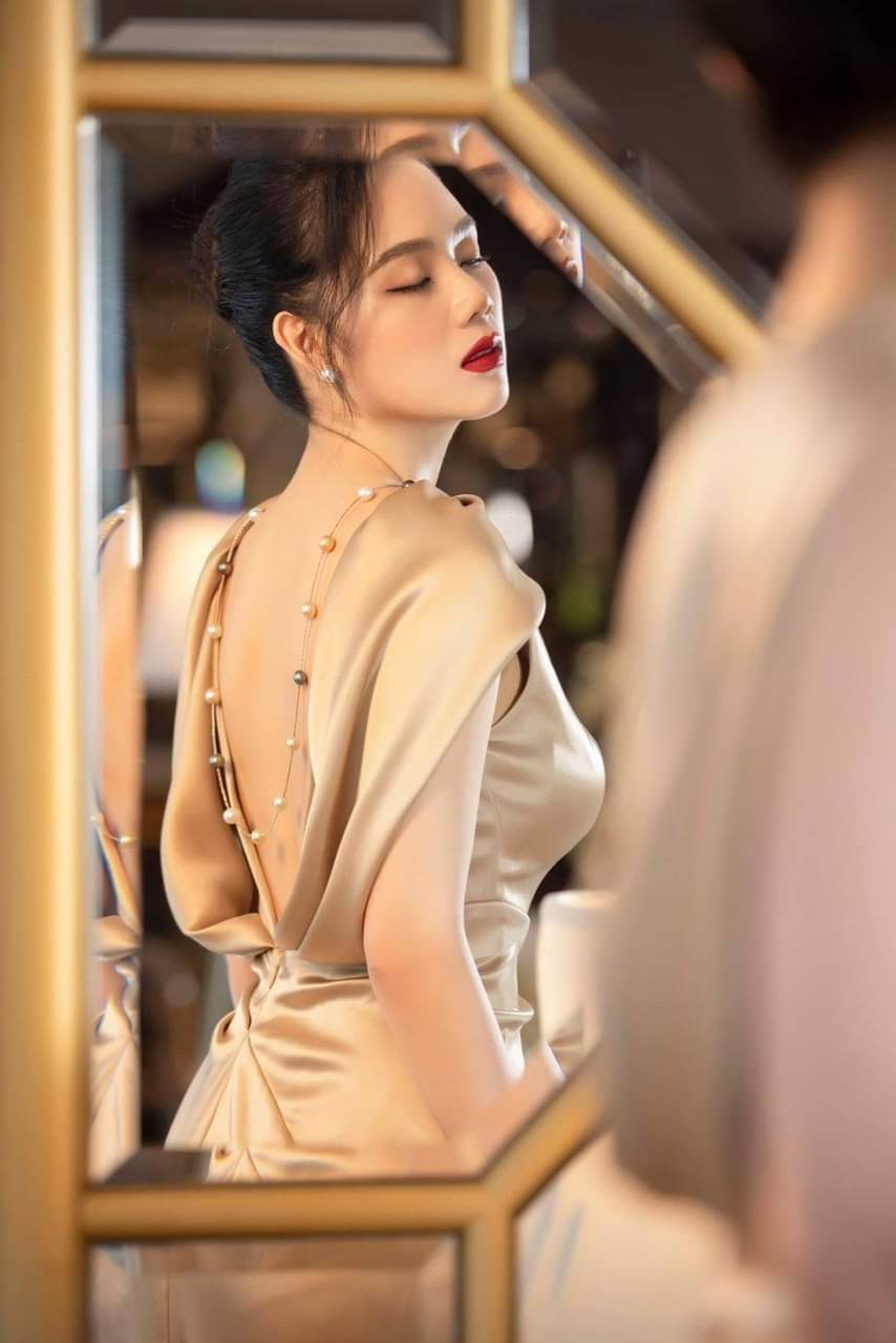 Đầm ôm body nhún eo xẻ đùi hở lưng