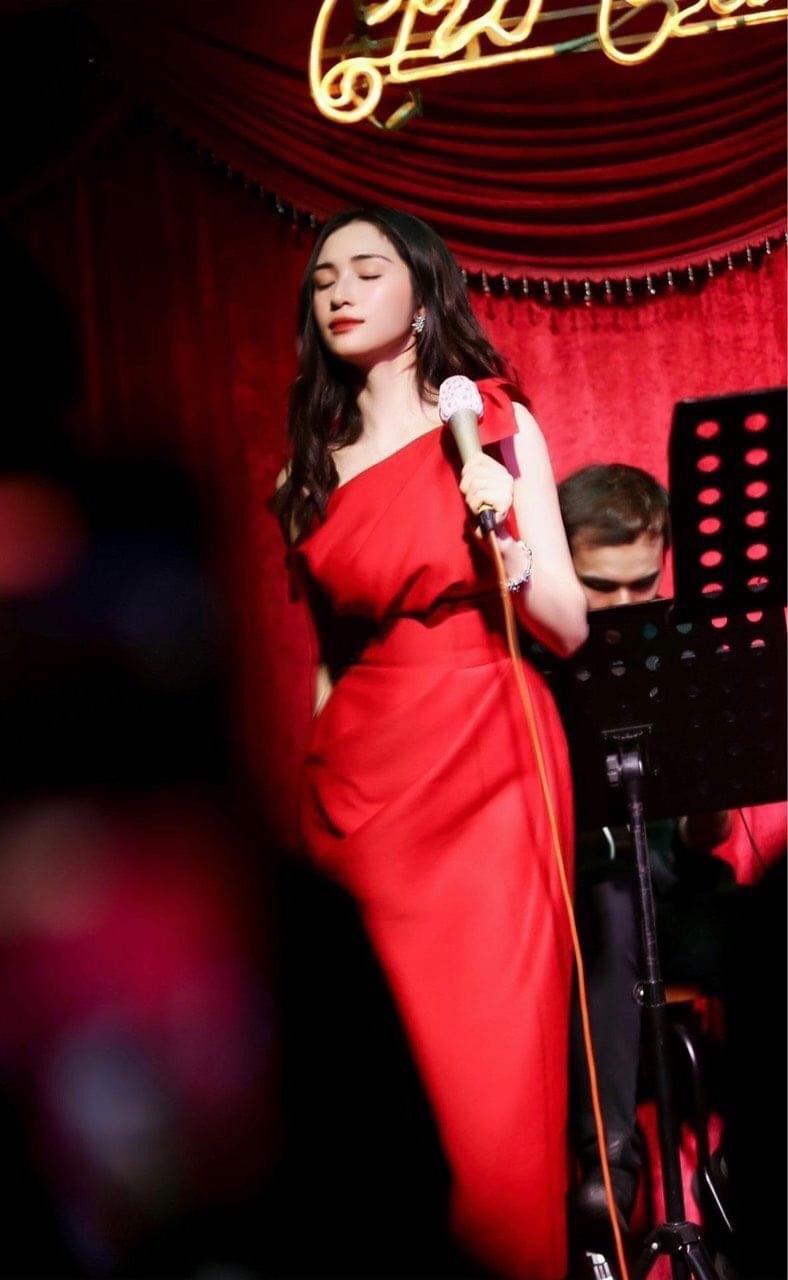 Đầm ôm body kiểu lệch vai nơ vai xếp ly bụng (Trắng)