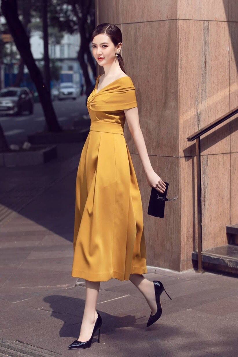 Đầm xoè dài hở vai ngang xếp ly ngực (Nude)