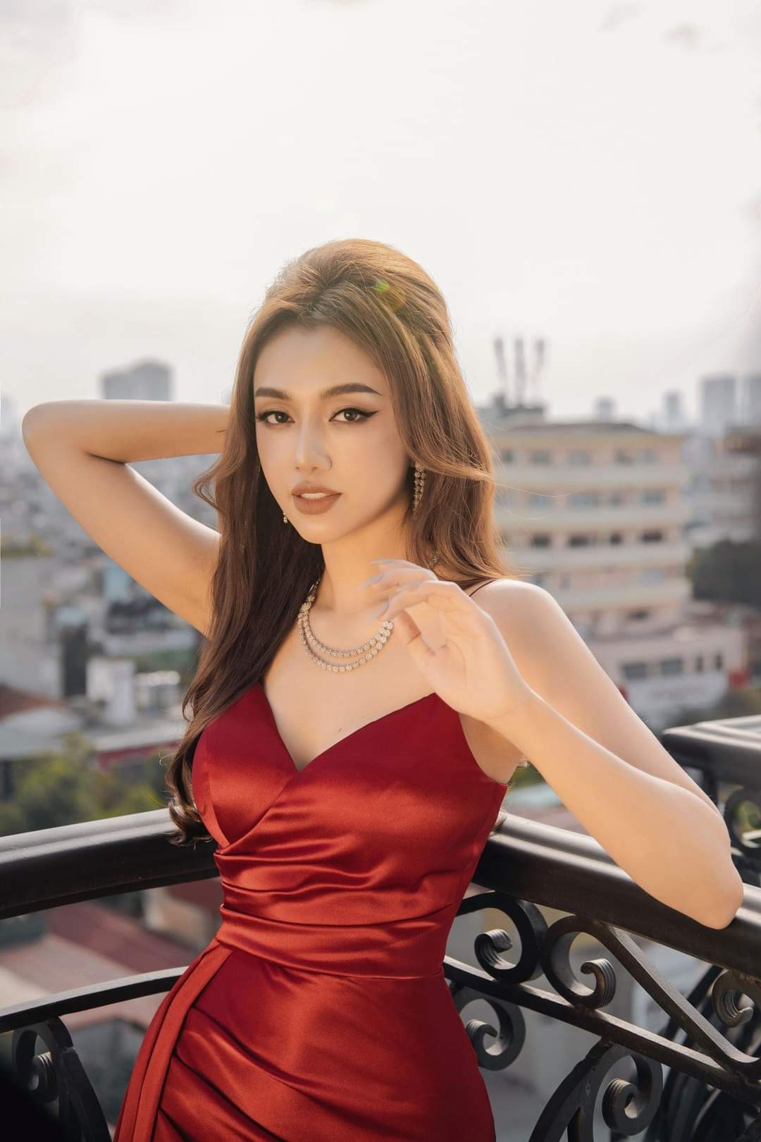 Đầm dạ hội hai dây chéo ngực xẻ đùi dự tiệc