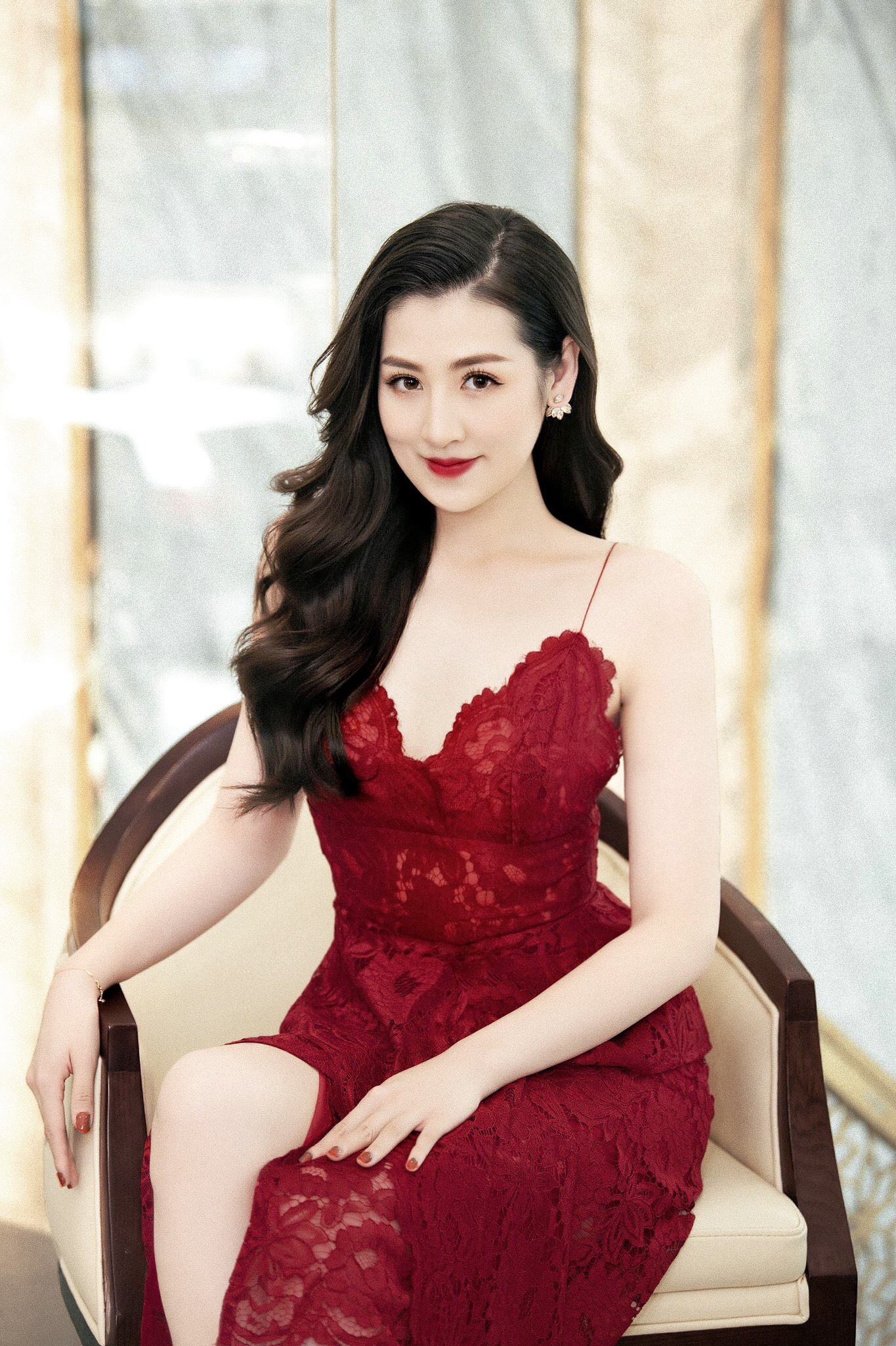 Đầm ren xòe kiểu hai dây xẻ tà cách điệu (Nude)