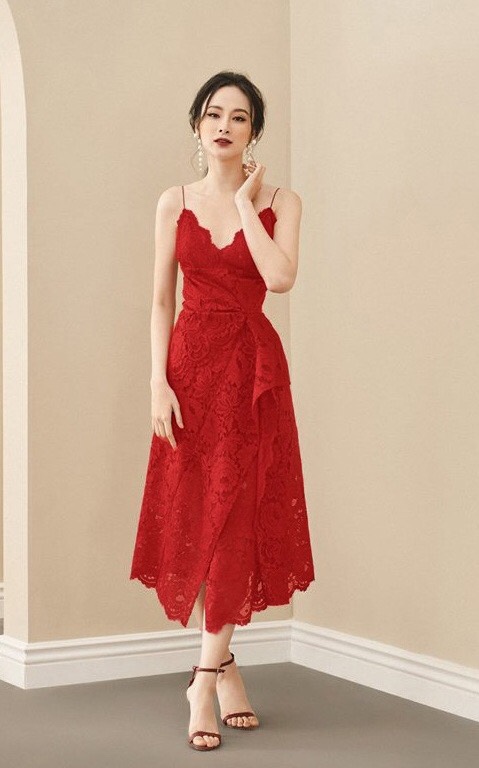 Đầm ren xòe kiểu hai dây xẻ tà cách điệu (Nude)