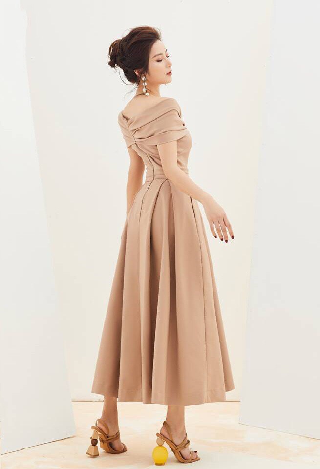 Đầm xoè dài hở vai ngang xếp ly ngực (Nude)