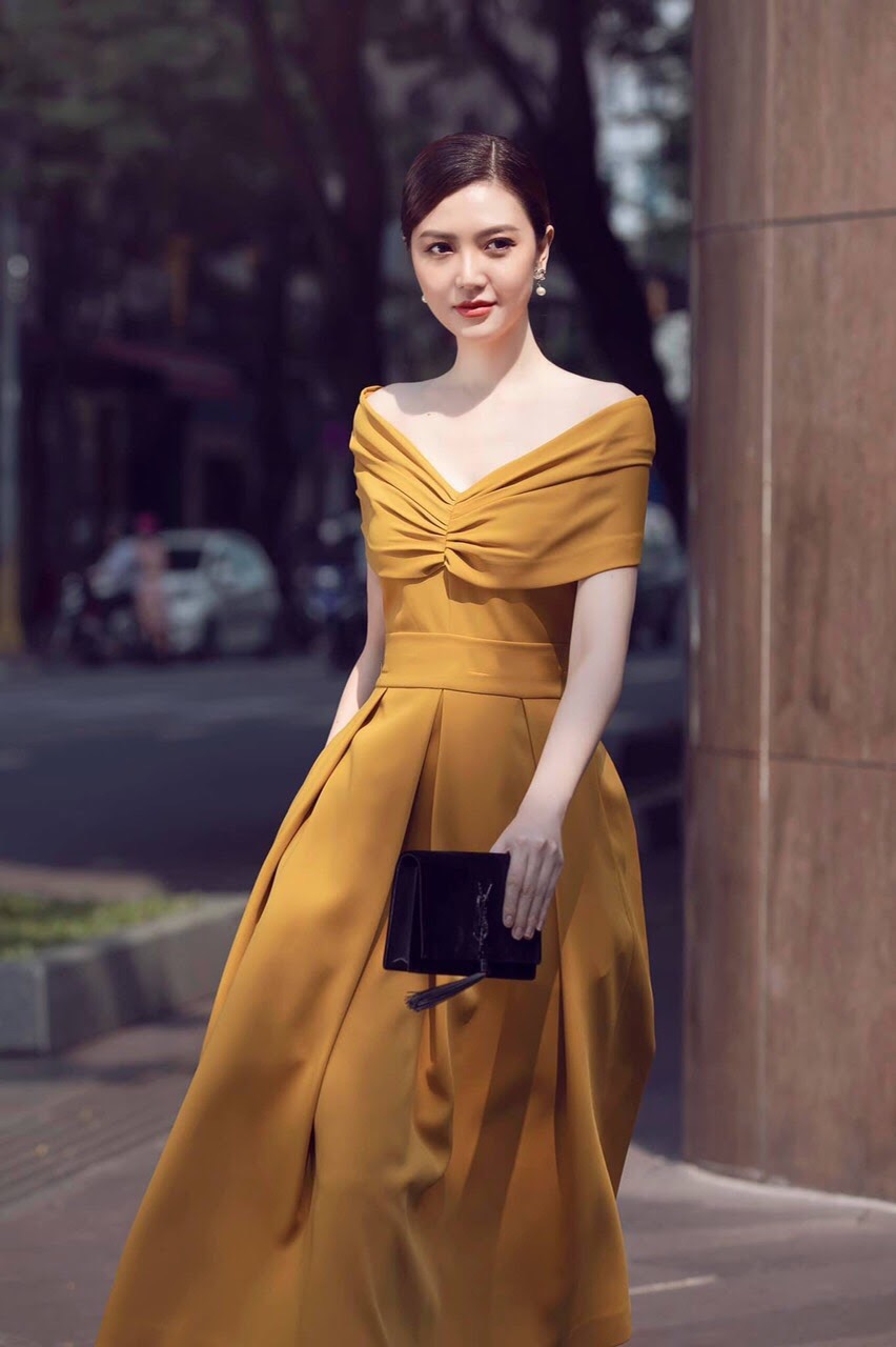 Đầm xoè dài hở vai ngang xếp ly ngực (Nude)