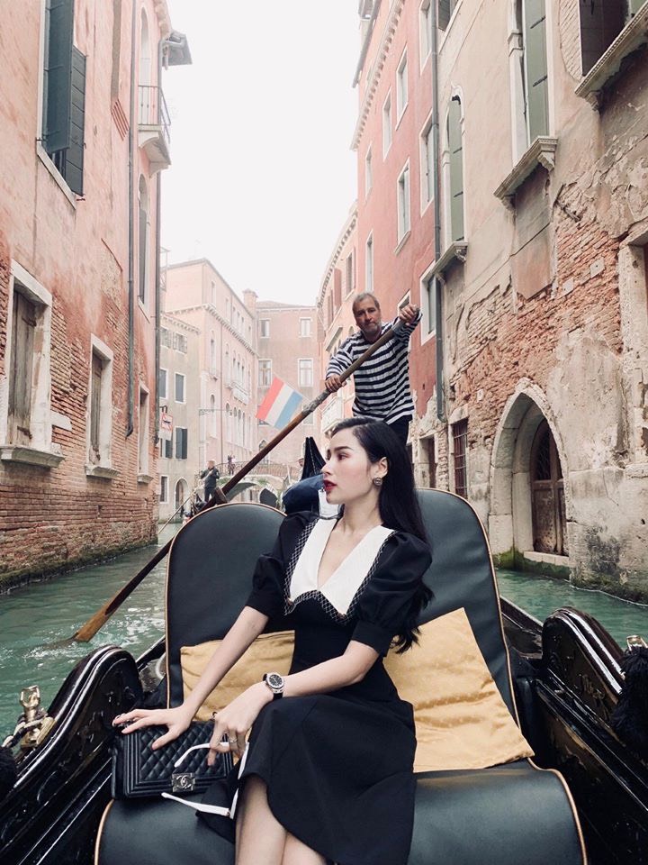 Đầm xòe kiểu tay con phối lưới kèm nút tiểu thư