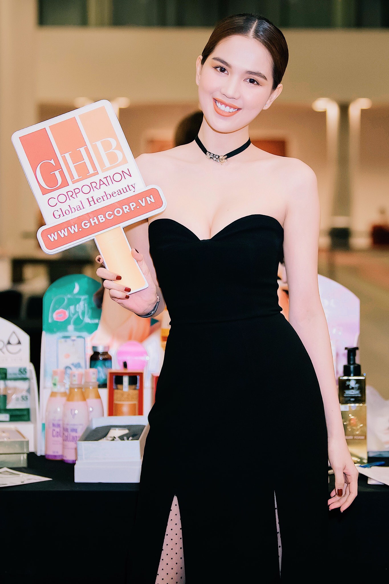 Đầm dạ hội kiểu cúp ngực xẻ tà phối lưới