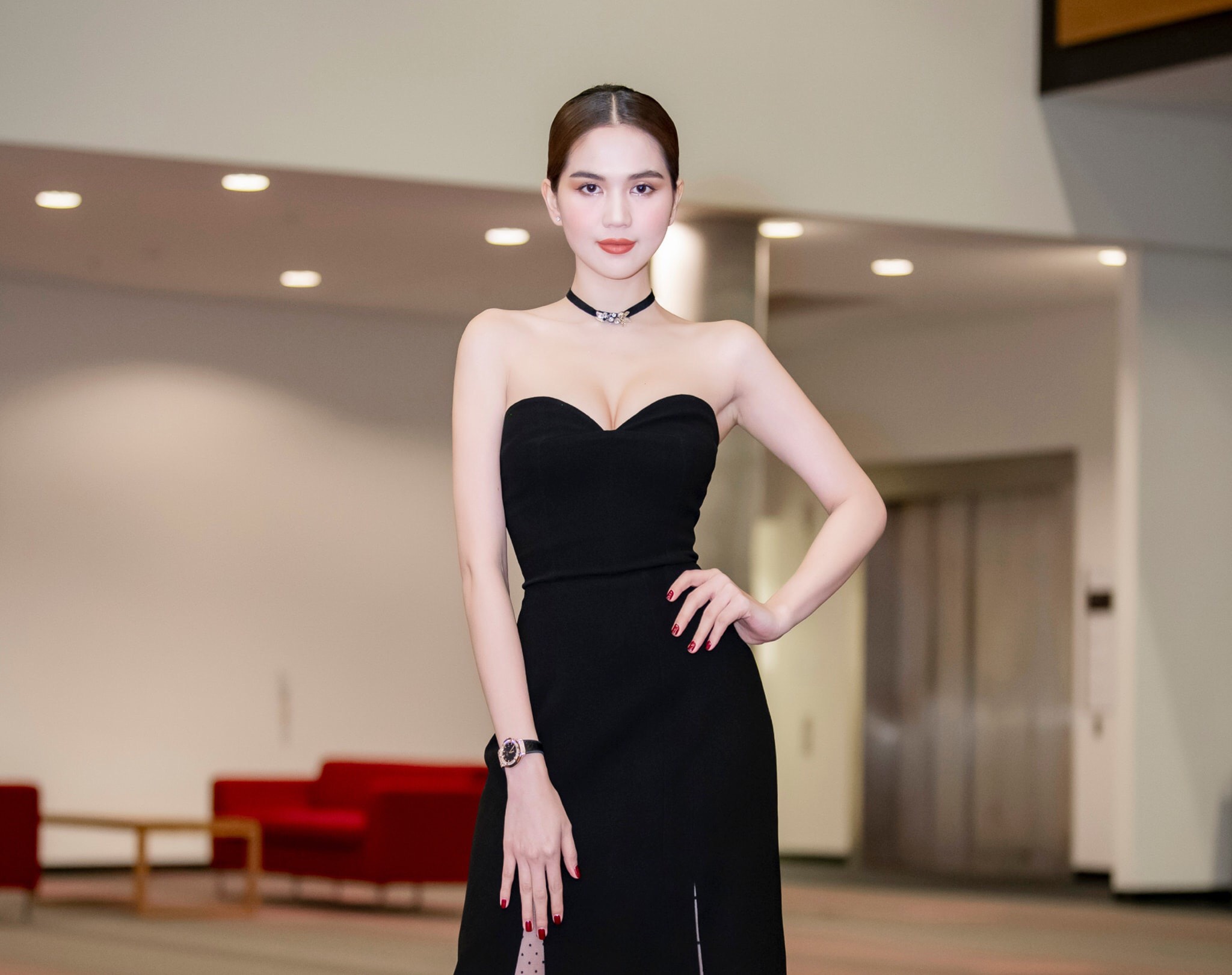 Đầm dạ hội kiểu cúp ngực xẻ tà phối lưới