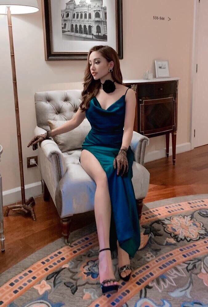 Đầm dạ hội kiểu hai dây cổ đỗ xẻ tà (Xanh Lá)