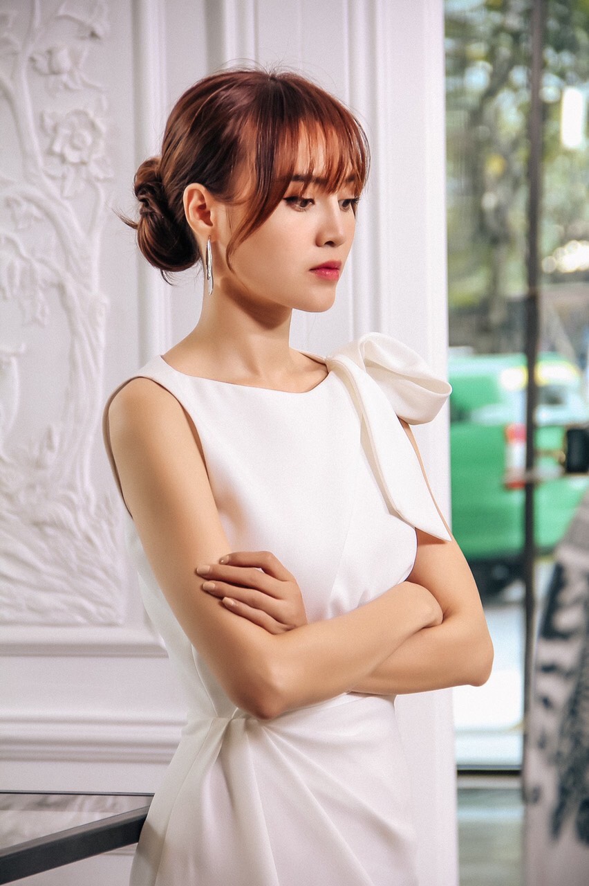 Đầm ôm body kiểu sát nách nhún eo nơ vai (Nude)