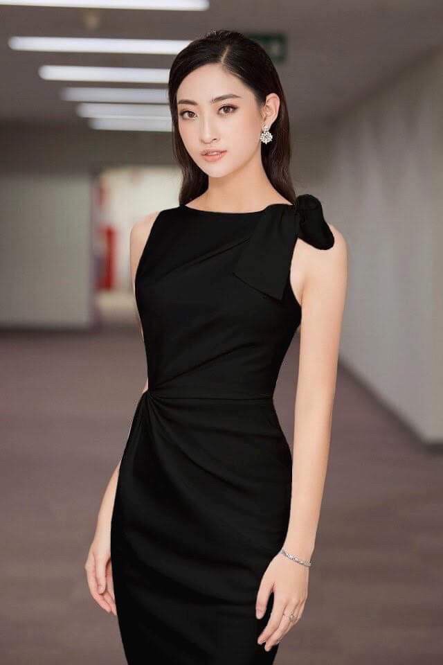 Đầm ôm body kiểu sát nách nhún eo nơ vai (Nude)