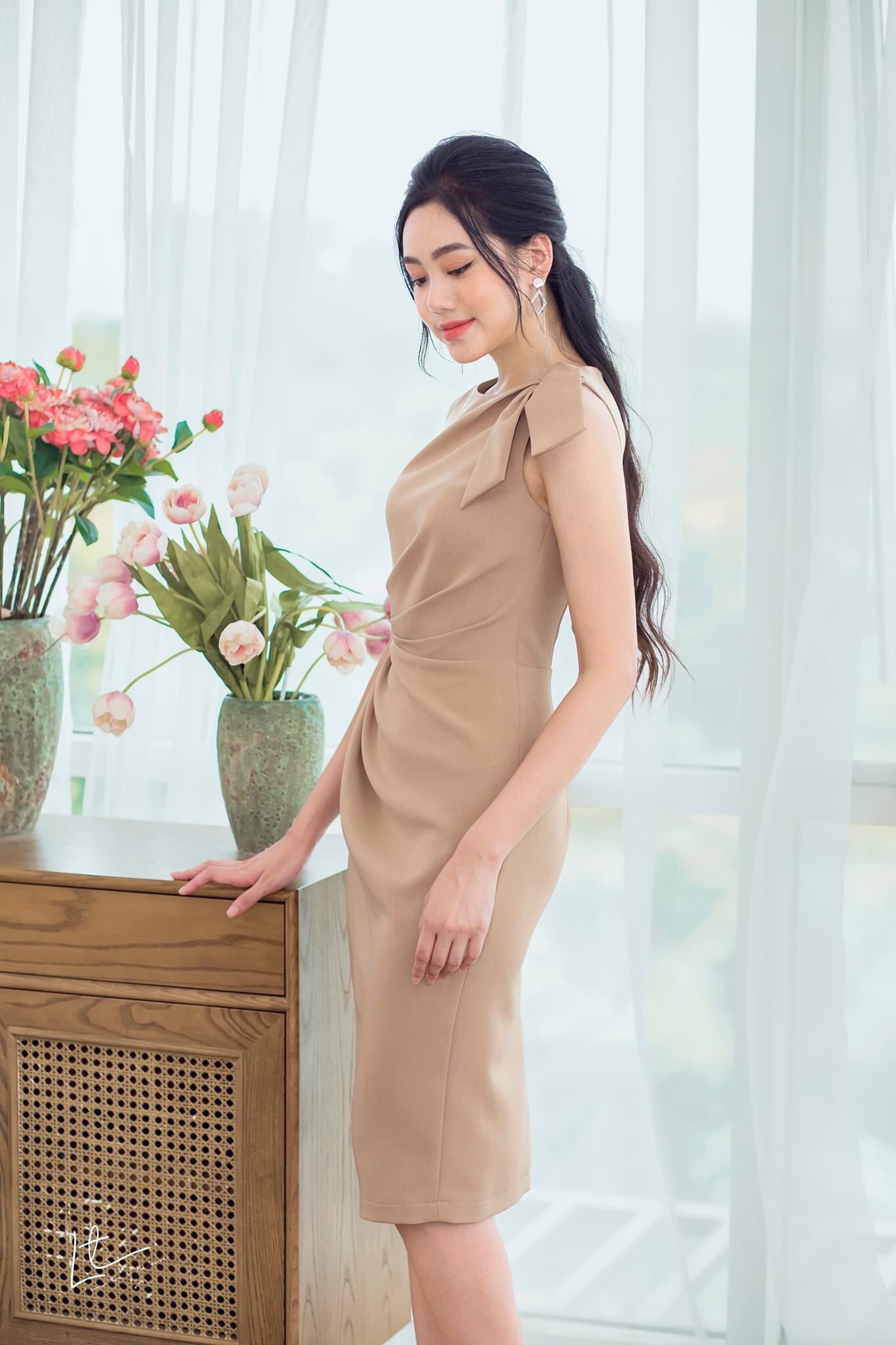 Đầm ôm body kiểu sát nách nhún eo nơ vai (Nude)