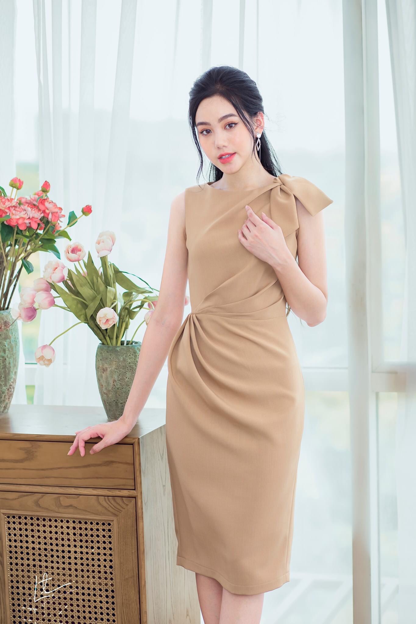 Đầm ôm body kiểu sát nách nhún eo nơ vai (Nude)