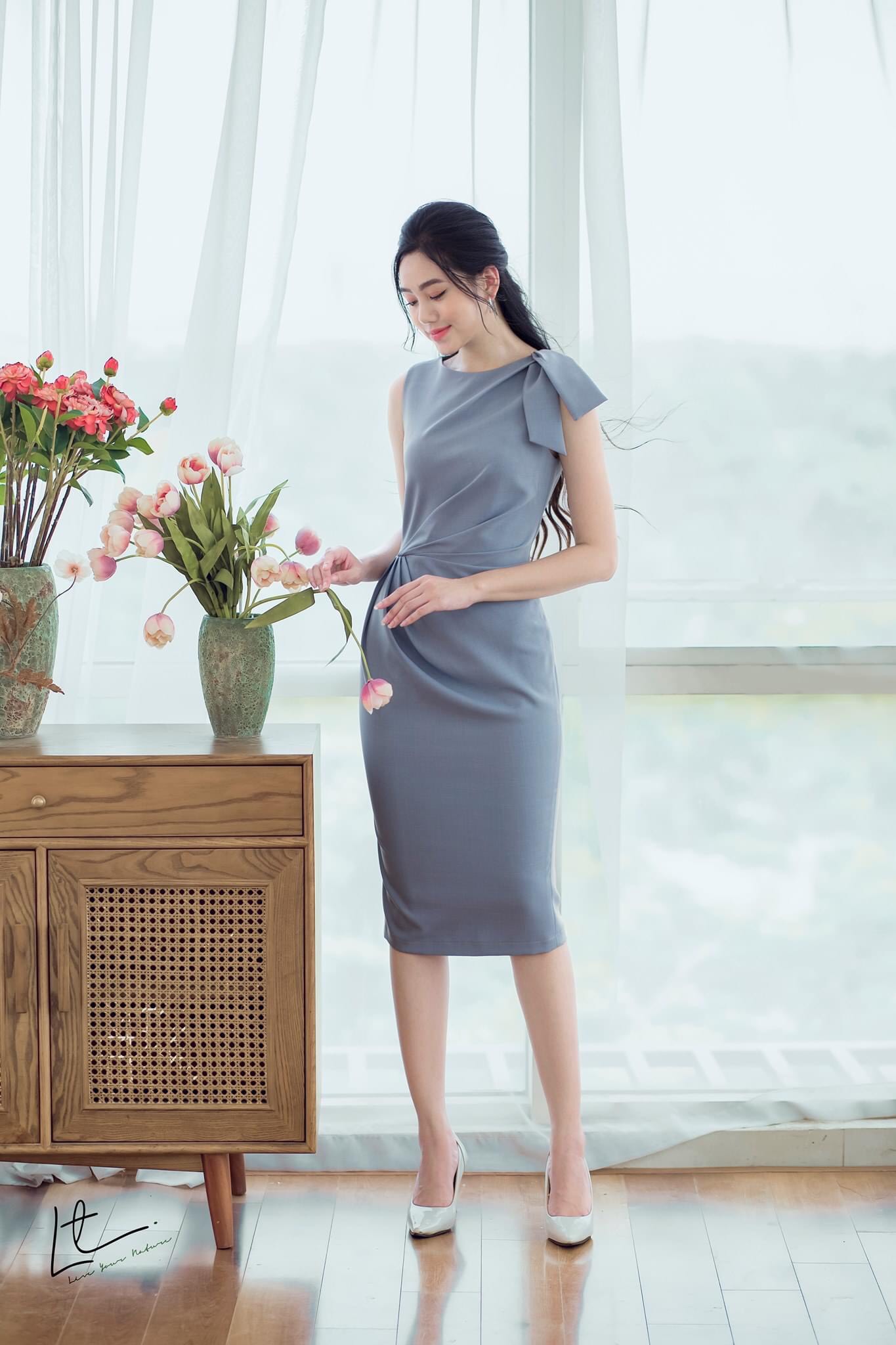 Đầm ôm body kiểu sát nách nhún eo nơ vai (Nude)