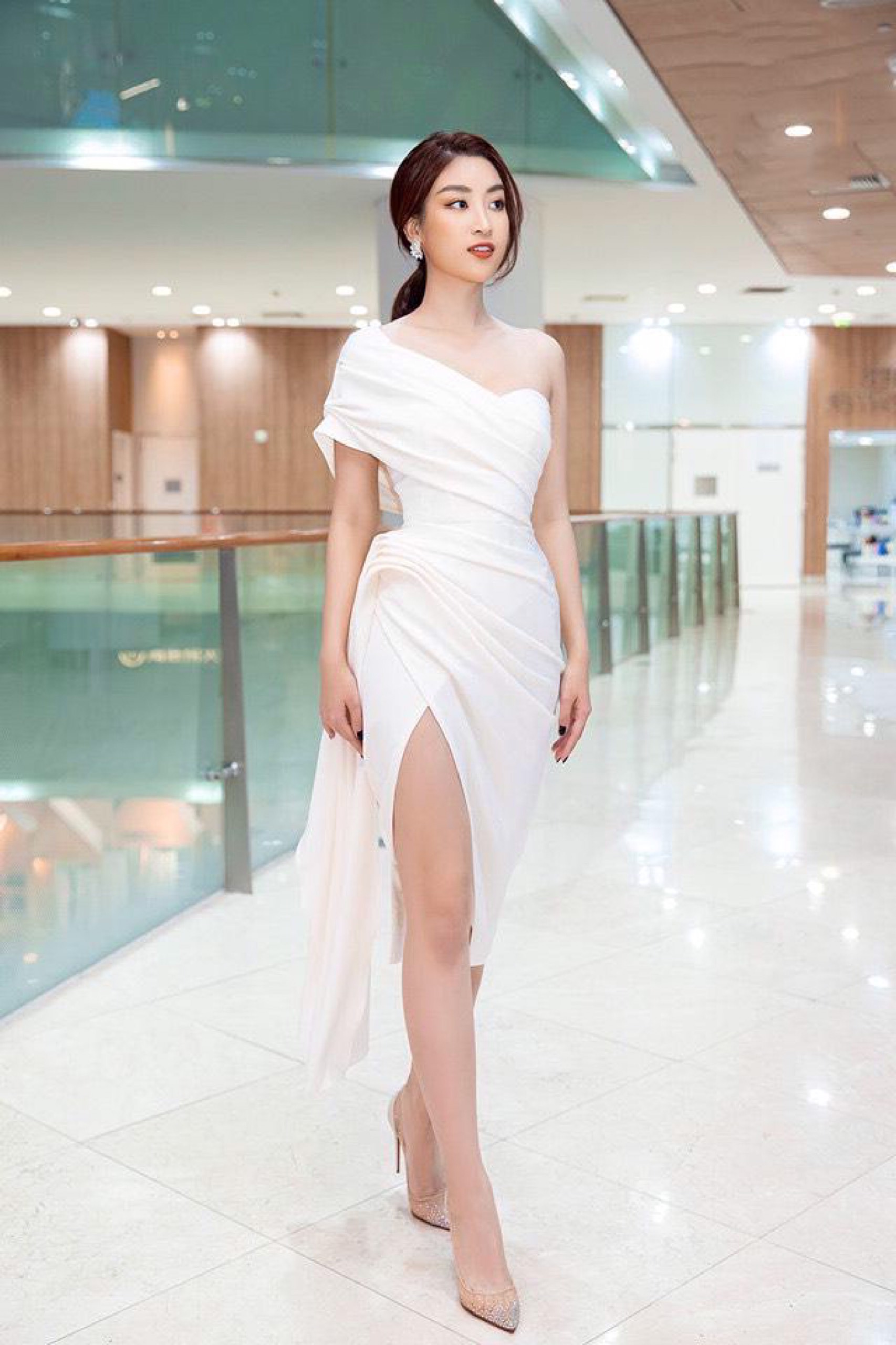 Đầm ôm body kiểu lệch vai xéo tà sang trọng (Trắng)