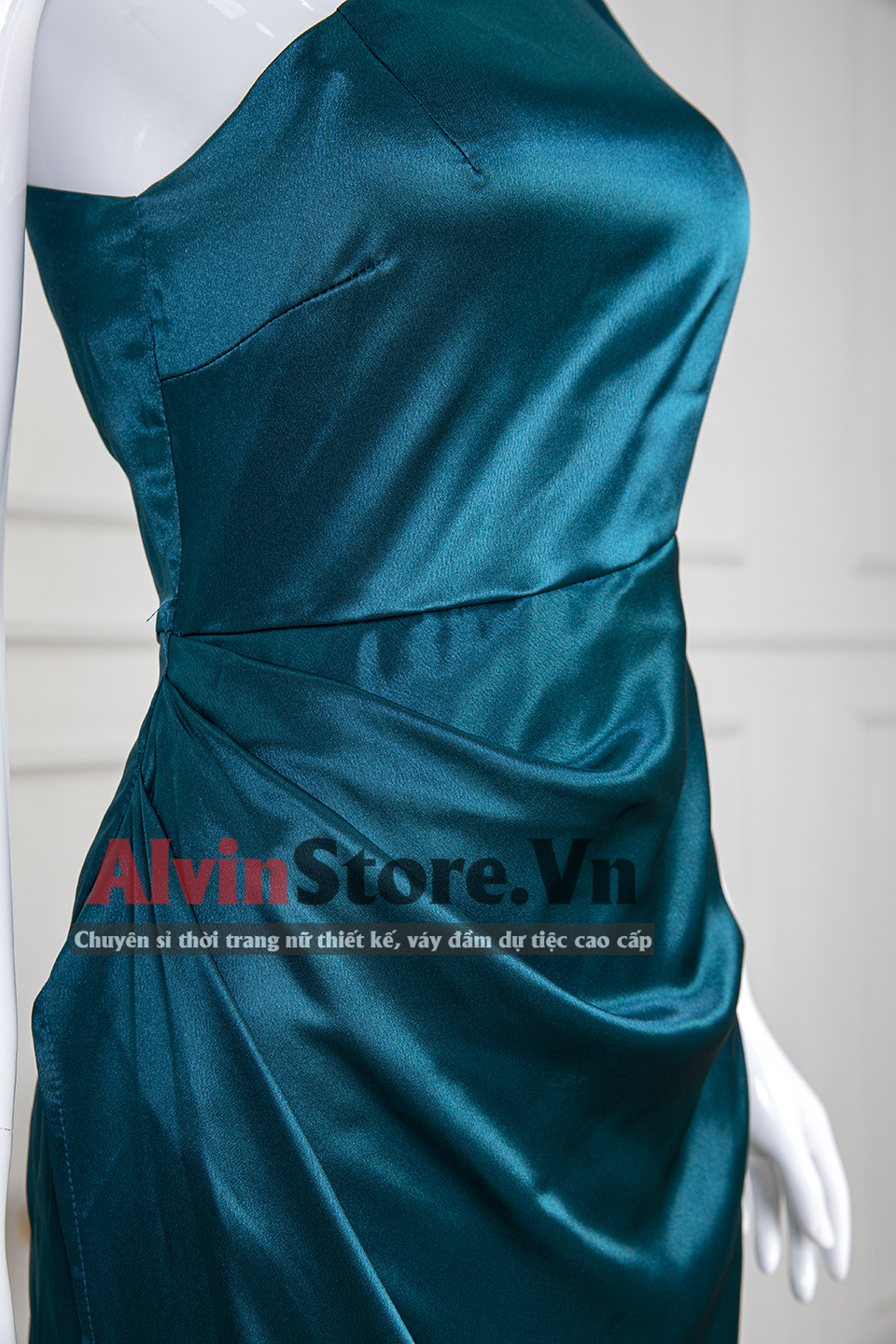 Đầm dạ hội kiểu lệch vai chéo tà