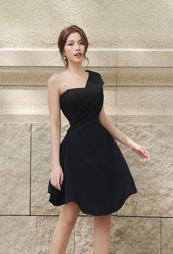 Đầm xòe kiểu lệch vai phối dây ngọc nhún eo (Đỏ đô)