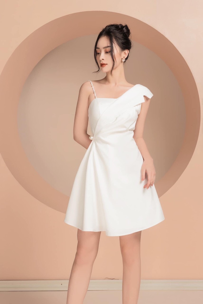 Đầm xòe kiểu lệch vai phối dây ngọc nhún eo (Đen)