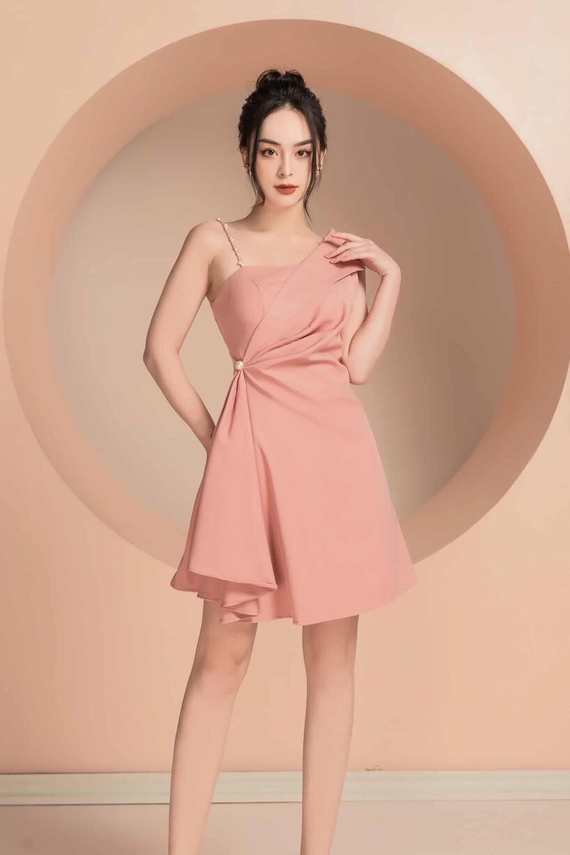 Đầm xòe kiểu lệch vai phối dây ngọc nhún eo (Đen)
