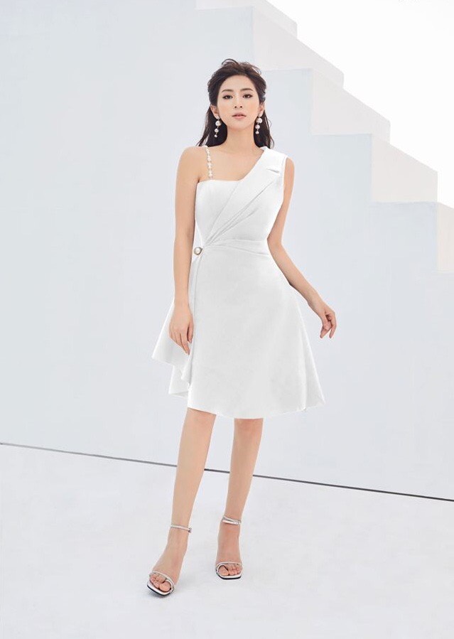 Đầm xòe kiểu lệch vai phối dây ngọc nhún eo (Đỏ đô)