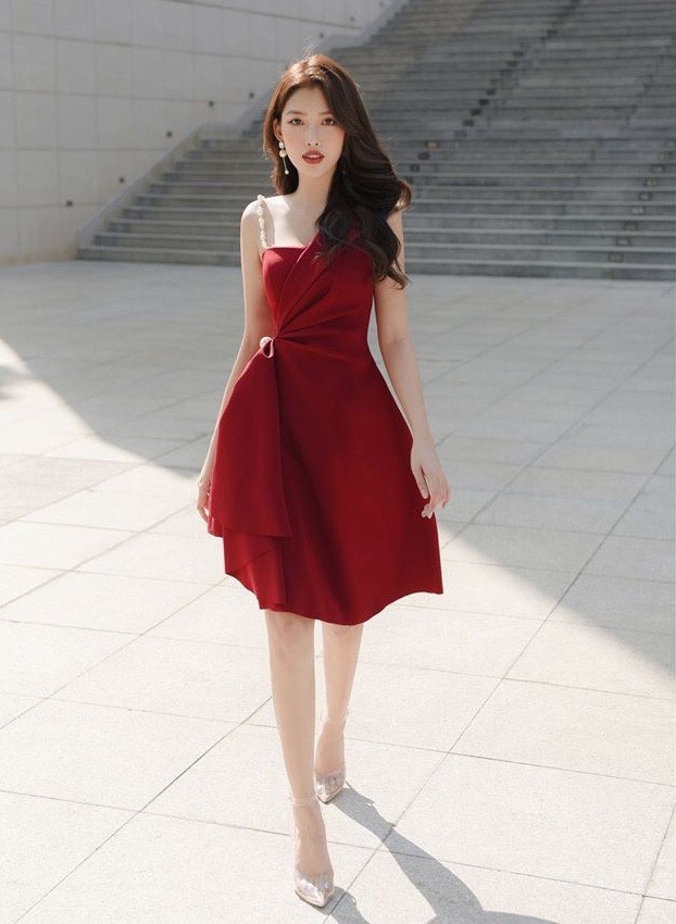 Đầm xòe kiểu lệch vai phối dây ngọc nhún eo (Đỏ đô)