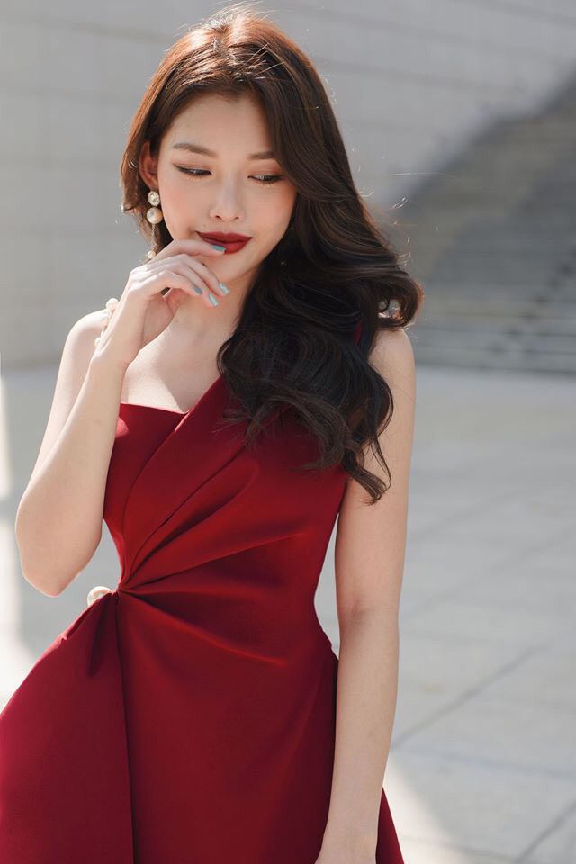 Đầm xòe kiểu lệch vai phối dây ngọc nhún eo (Trắng)