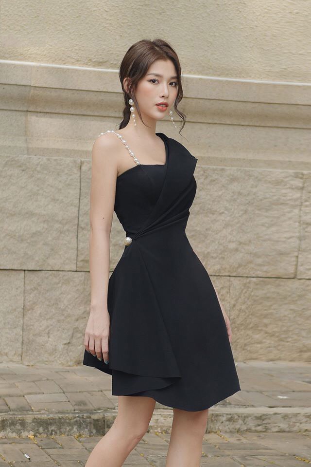 Đầm xòe kiểu lệch vai phối dây ngọc nhún eo (Đỏ đô)