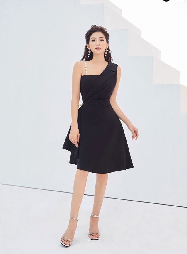 Đầm xòe kiểu lệch vai phối dây ngọc nhún eo (Đỏ đô)