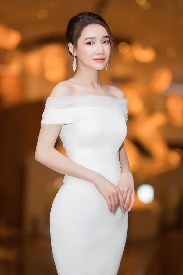 Đầm dạ hội kiểu vai ngang phối lưới ôm body đuôi cá