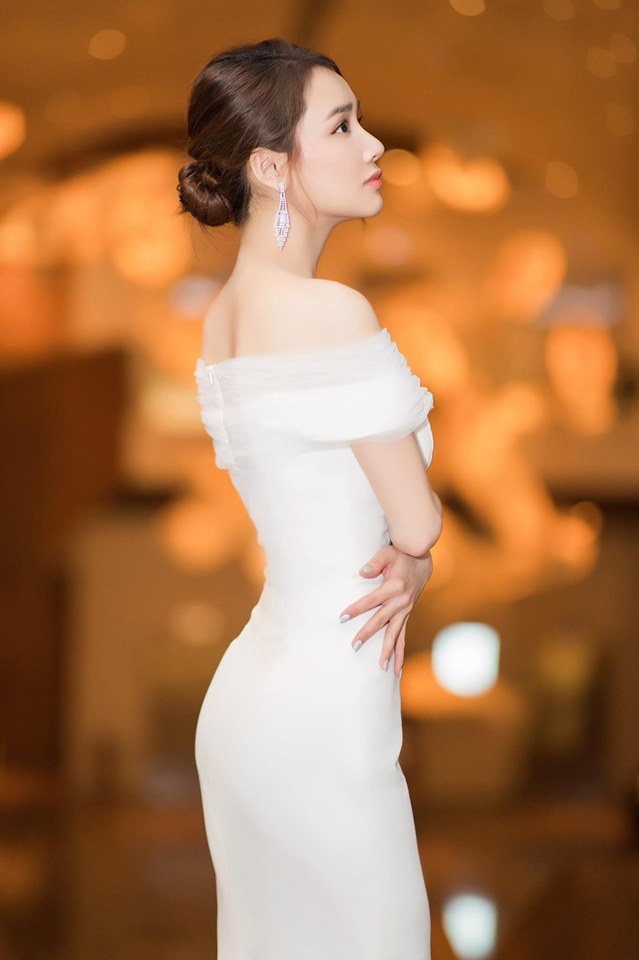 Đầm dạ hội kiểu vai ngang phối lưới ôm body đuôi cá
