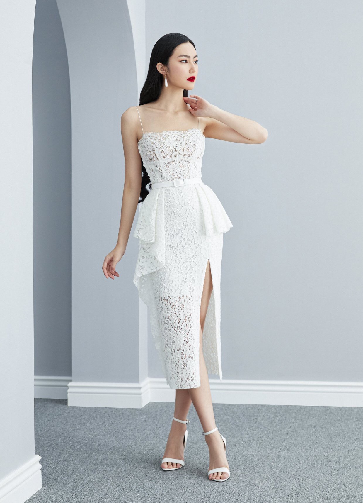 Đầm ren kiểu hai dây cúp ngực xẻ tà