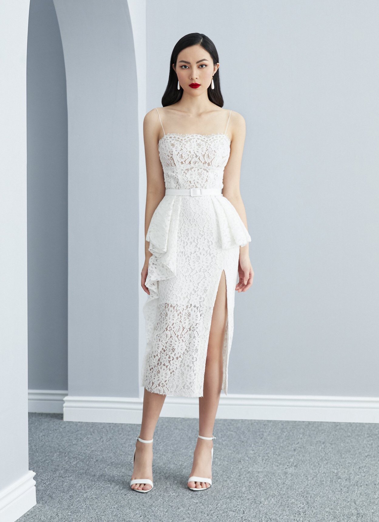 Đầm ren kiểu hai dây cúp ngực xẻ tà