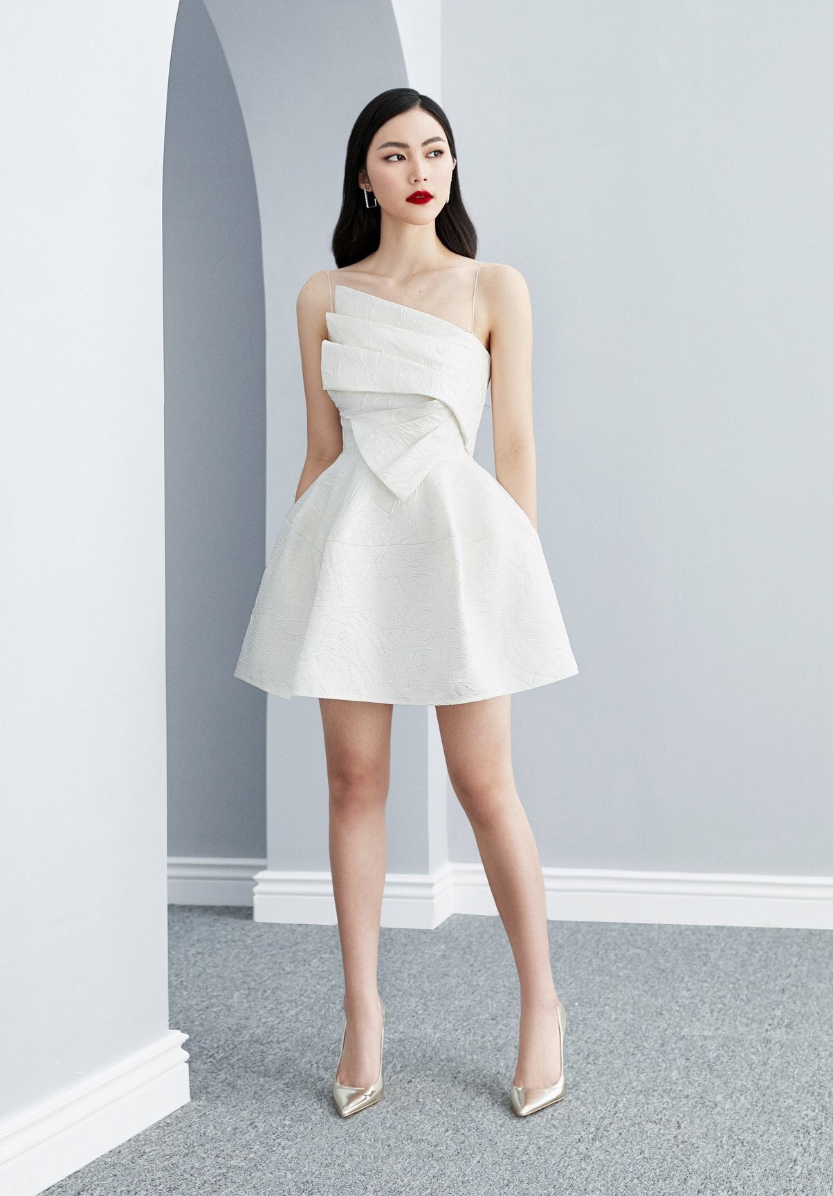 Đầm xòe gấm kiểu hai dây bèo xếp ly trước ngực (Nude)