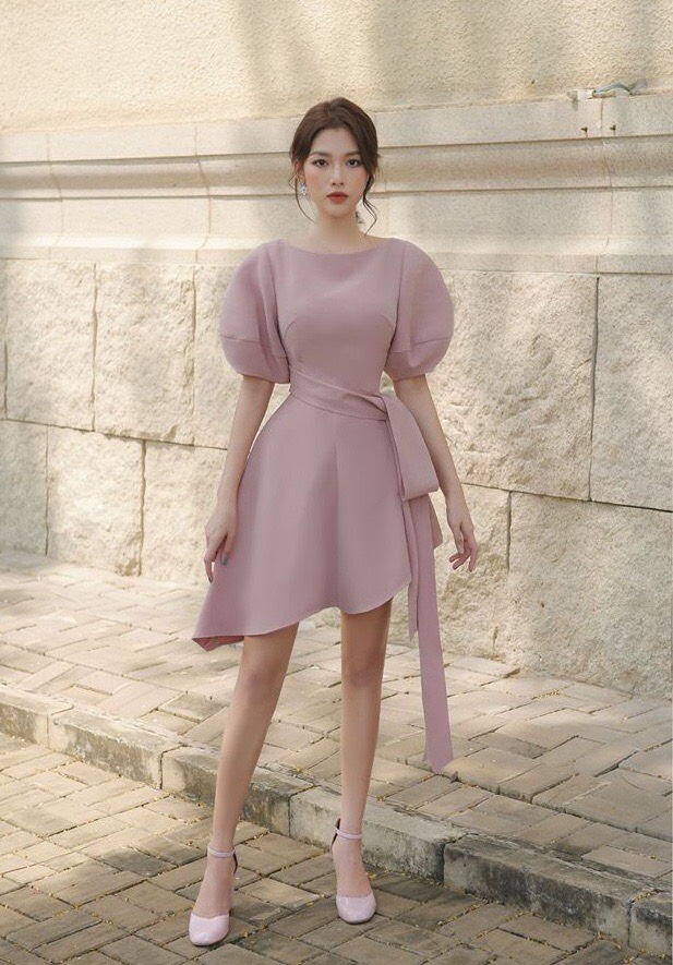 Đầm xòe kiểu tay con phồng xéo lai dây eo (Đen)