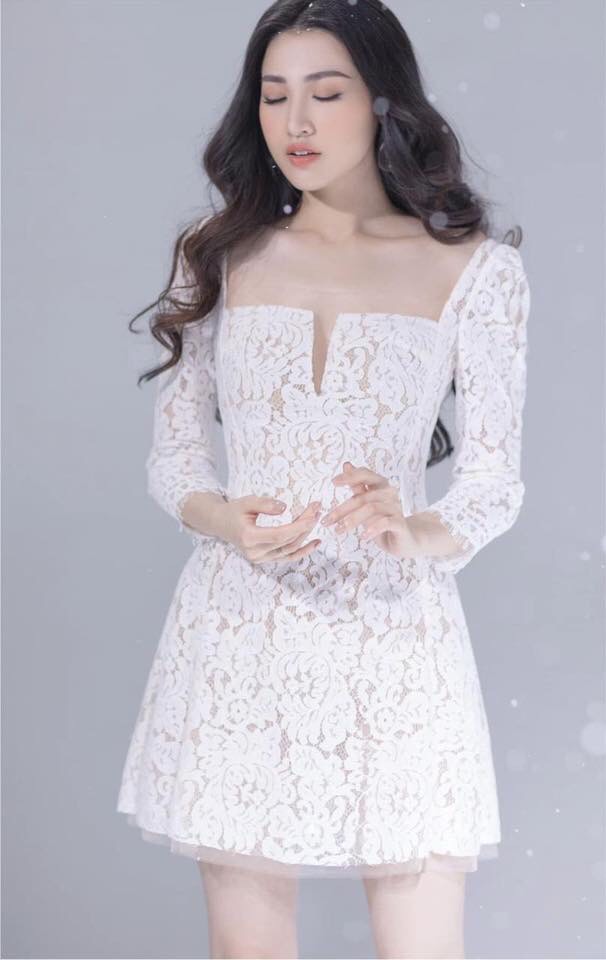 Đầm ren xoè kiểu cổ vuông xẻ ngực tay dài