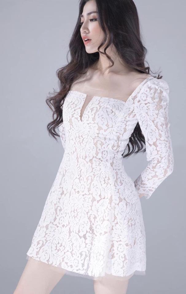 Đầm ren xoè kiểu cổ vuông xẻ ngực tay dài