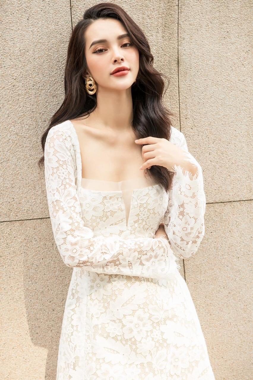 Đầm ren xoè kiểu cổ vuông xẻ ngực tay dài