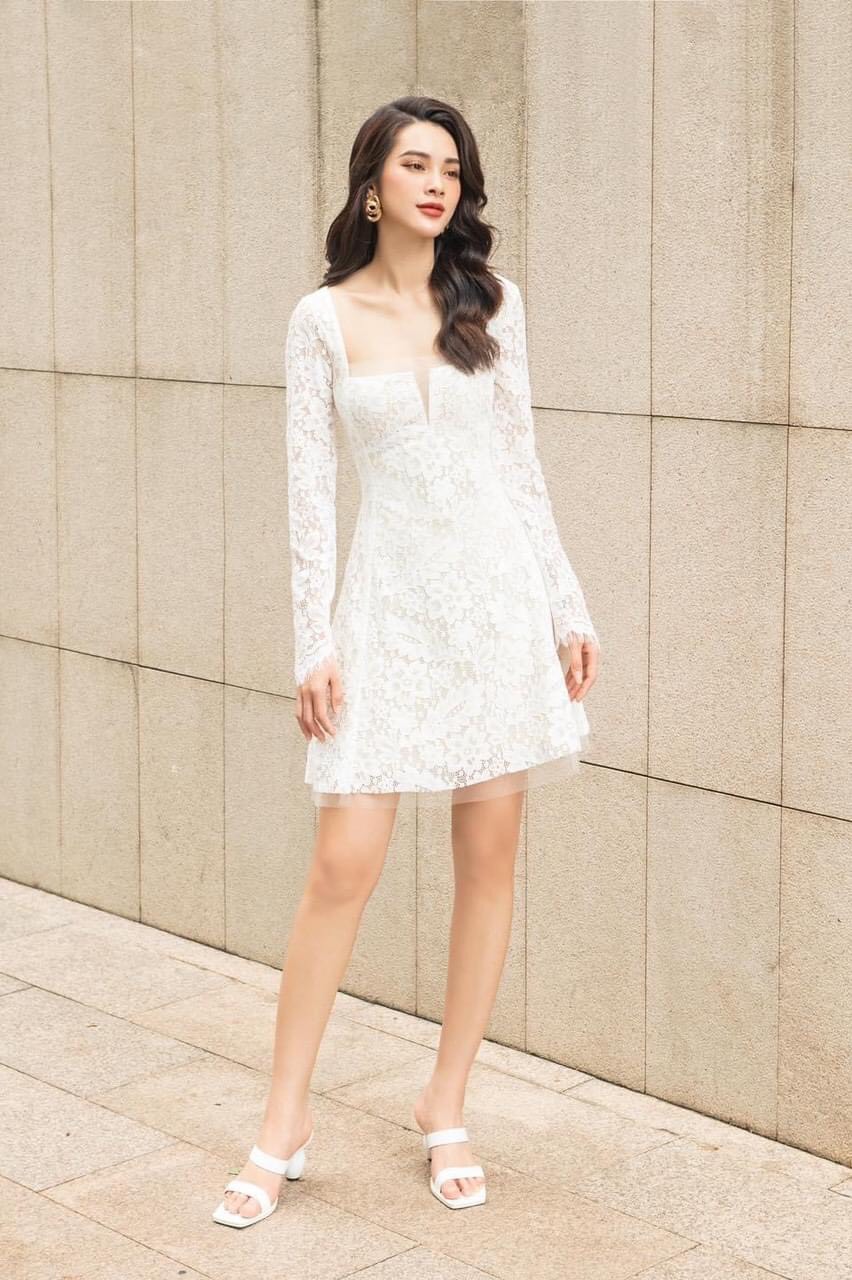 Đầm ren xoè kiểu cổ vuông xẻ ngực tay dài