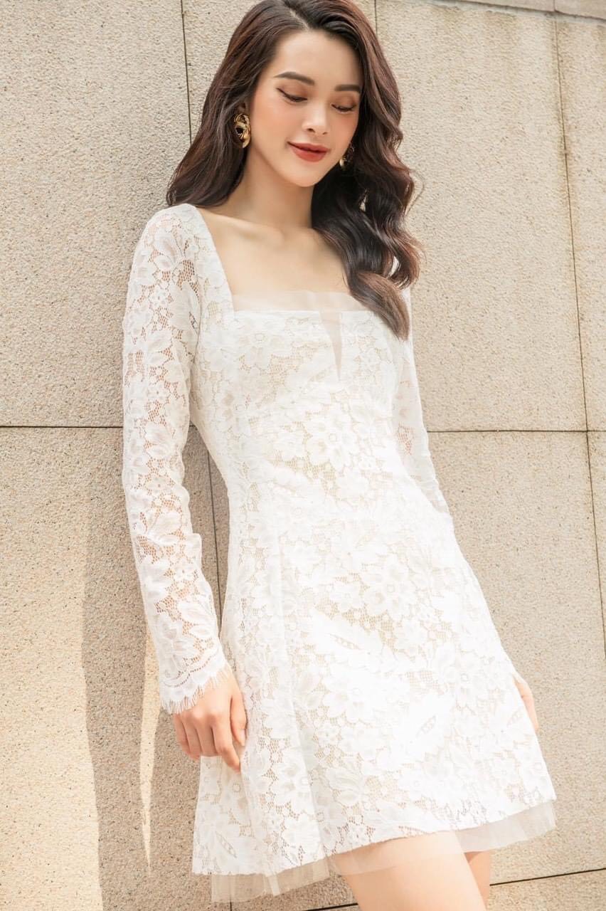 Đầm ren xoè kiểu cổ vuông xẻ ngực tay dài