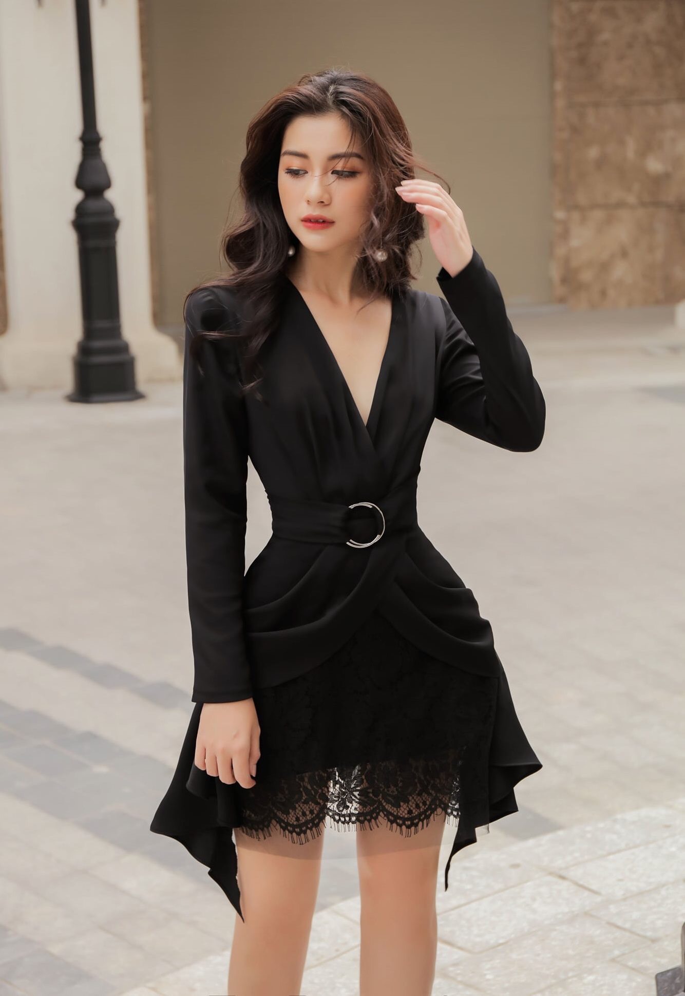 Đầm xoè chéo ngực tay dài phối ren kèm đai (Trắng)