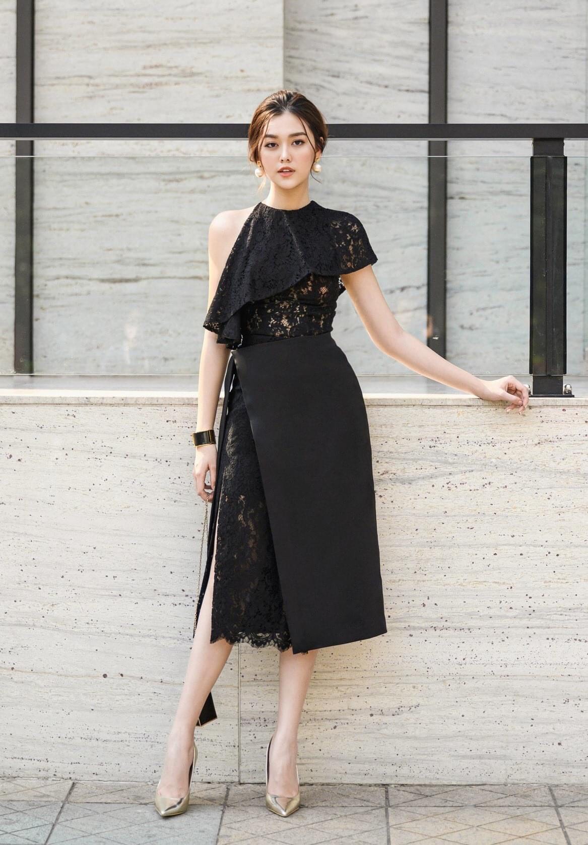 Đầm xoè ren lệch vai bèo ngực xẻ tà (Trắng)