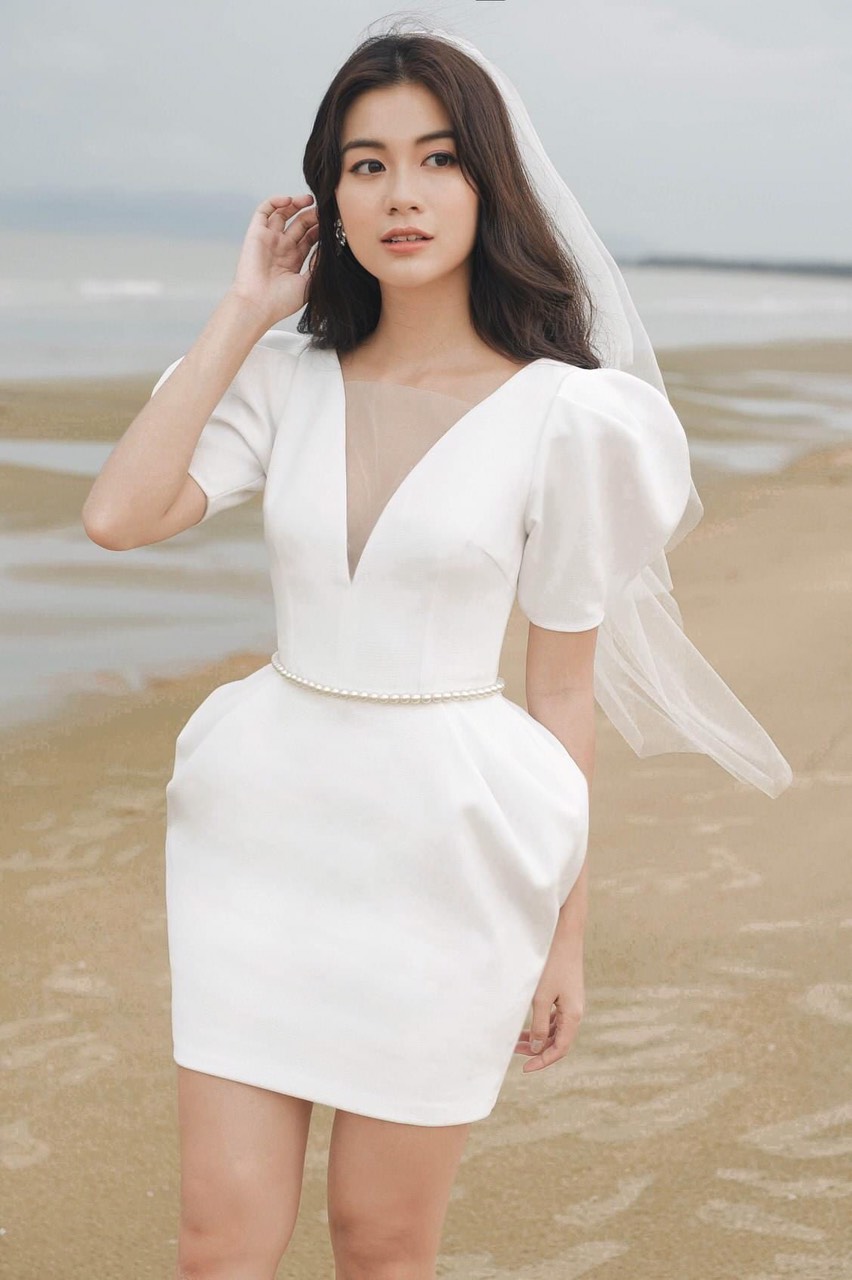 Đầm ôm body tay phồng xẻ ngực phối lưới dây ngọc eo (Trắng)