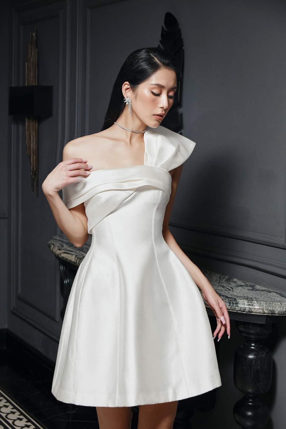 Đầm xoè dáng ngắn kiểu lệch vai cúp ngực phối nơ