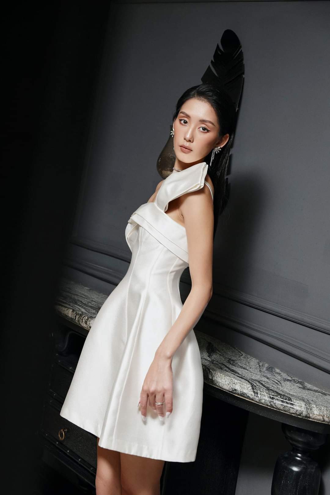 Đầm xoè dáng ngắn kiểu lệch vai cúp ngực phối nơ