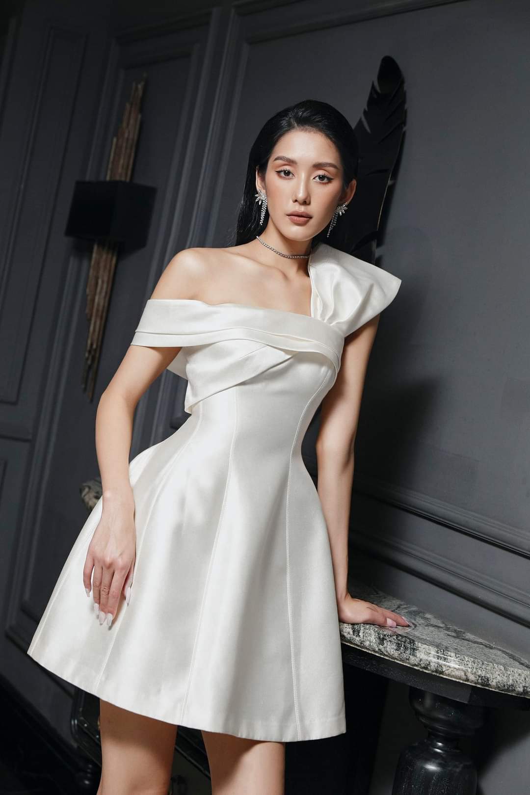 Đầm xoè dáng ngắn kiểu lệch vai cúp ngực phối nơ