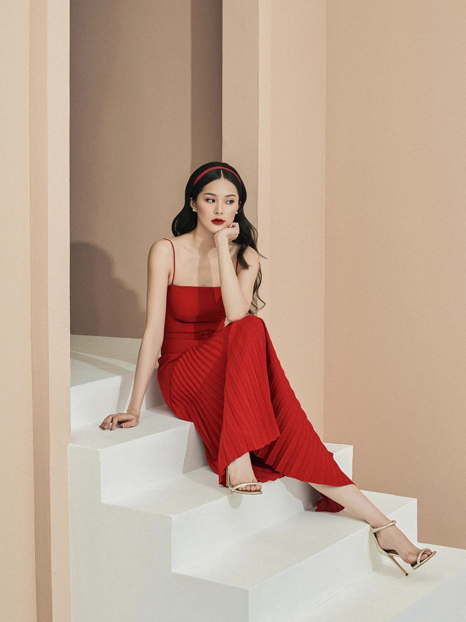 Đầm xoè kiểu cúp ngực hai dây xếp ly phối đai eo