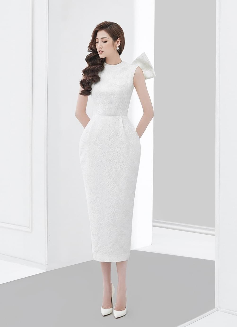 Đầm gấm ôm body sát nách nơ lưng đính ngọc